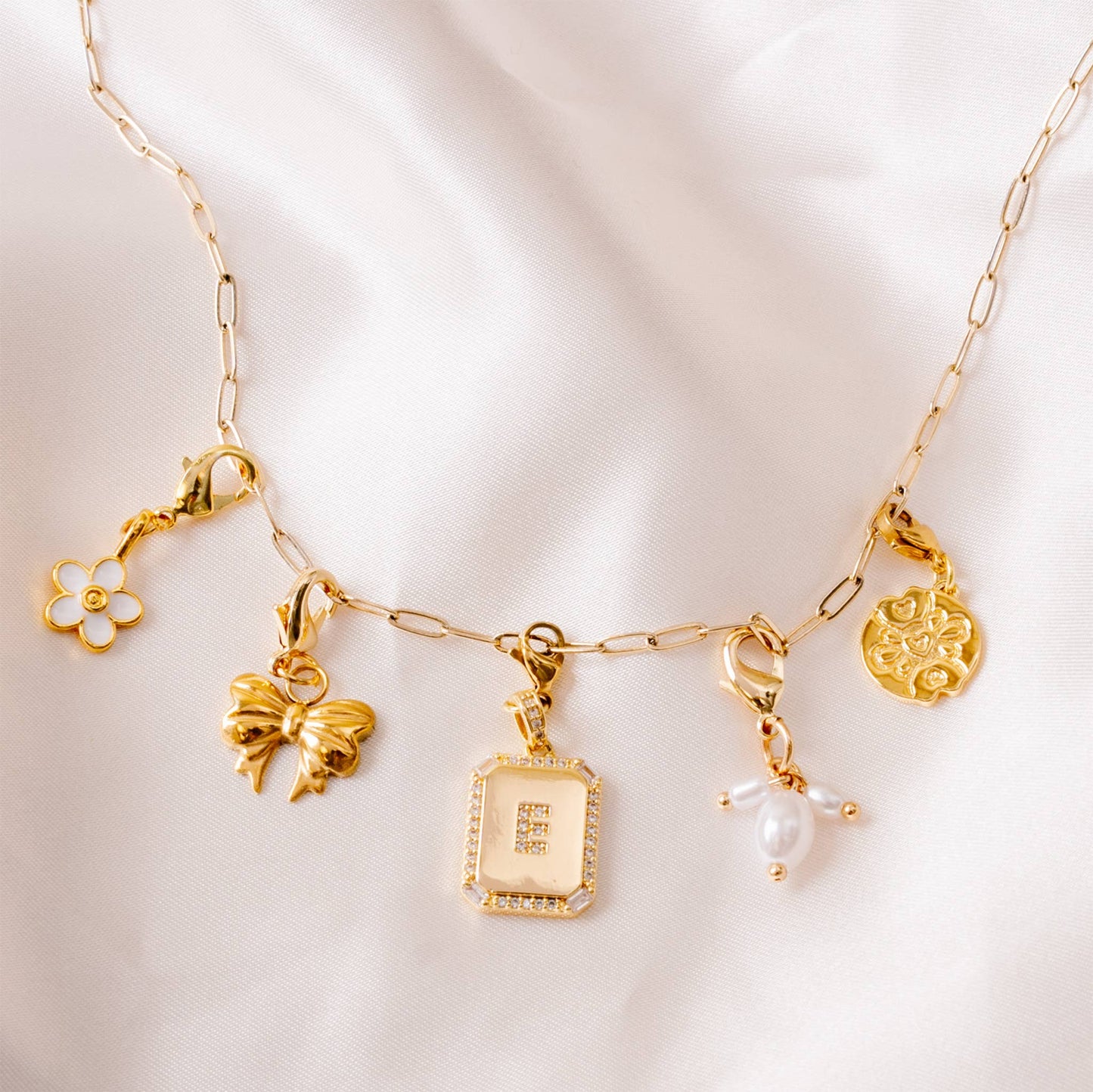 The Darling Effect - Jewelry Charm Initial Letter Gold-V