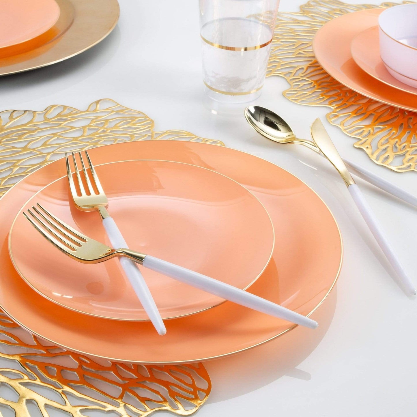 Round Coral • Gold Plastic Plates | 10 Pack 7.5"