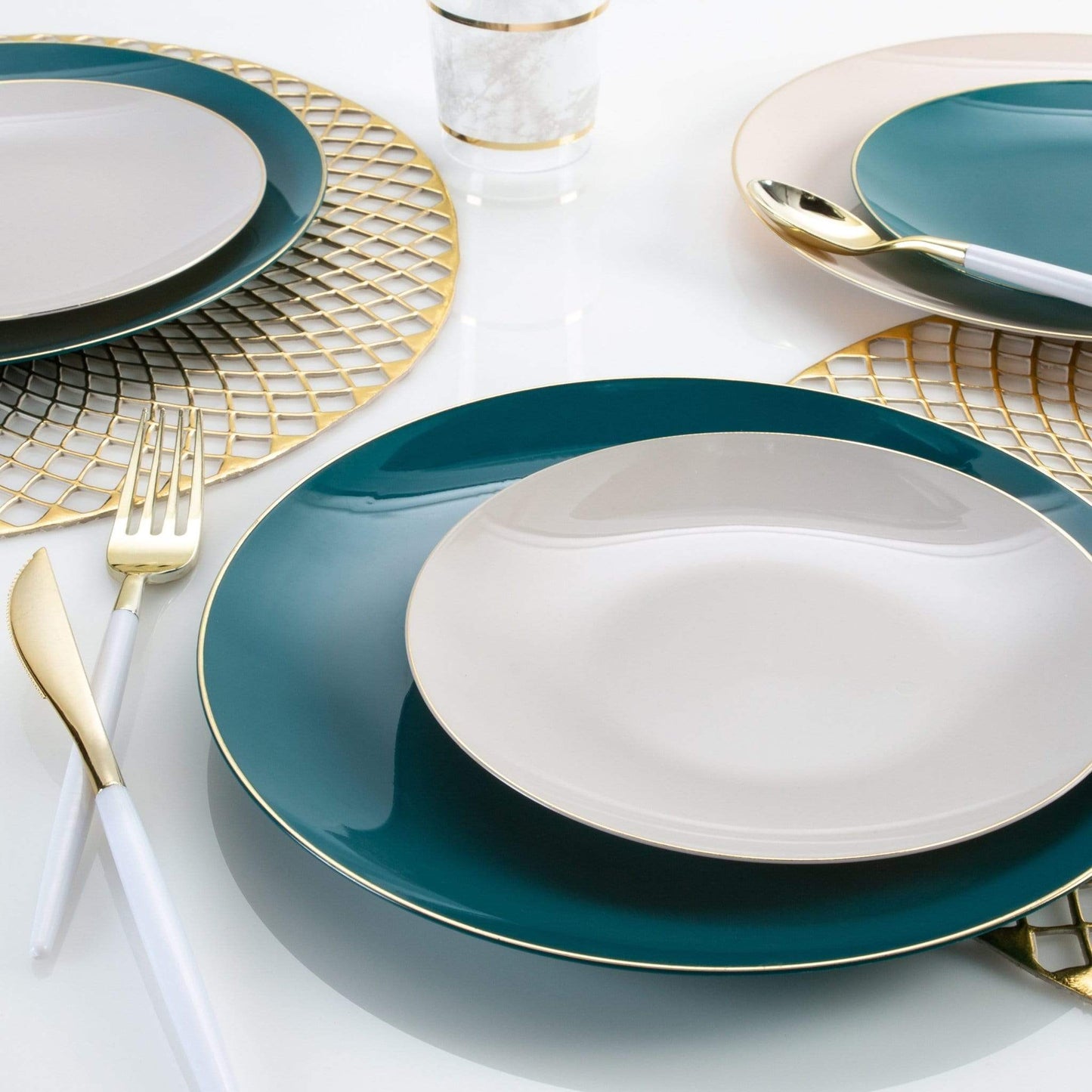 Round Teal • Gold Plastic Plates | 10 Pack: 10.25" Dinner Plates / 10 Plastic Plates